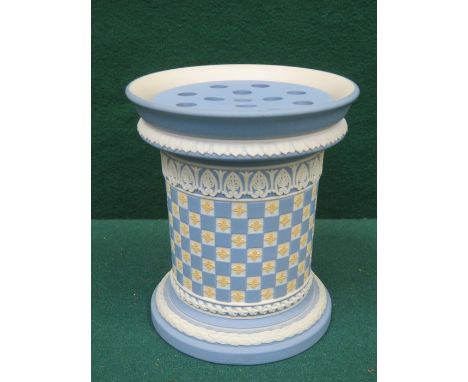 GOOD QUALITY BLUE, WHITE AND GILDED CERAMIC POSY VASE, APPROXIMATELY 14cm HIGH 