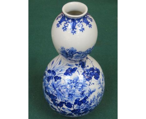 BLUE AND WHITE ORIENTAL STYLE CERAMIC DOUBLE GOURD VASE, APPROXIMATELY 32cm HIGH 