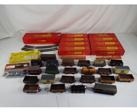 Model Railways - a lot to include a quantity of OO gauge Hornby super curved track, side walls, contained in original boxes, 