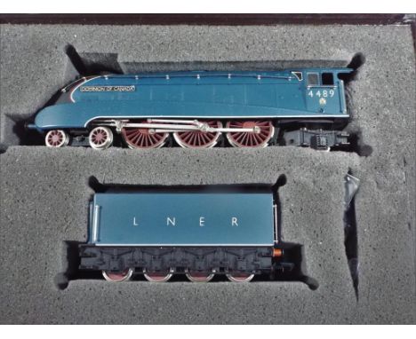 Model Railways - a Bachmann OO gauge Class A4 steam locomotive 4-6-2 Dominion of Canada with accessory pack in wooden display