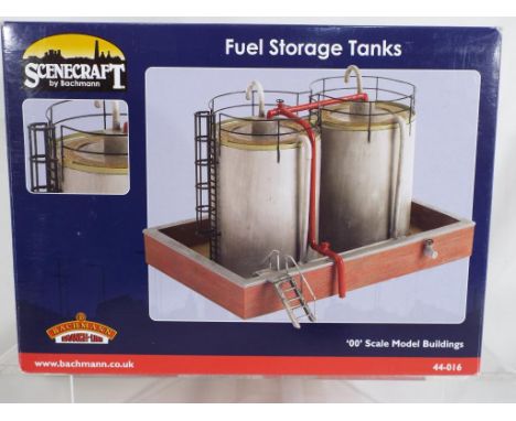 Model railways - Bachmann Scenecraft OO gauge fuel storage tanks # 44-016, appears mint in original box