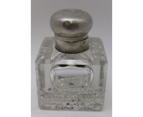 WILLIAM HUTTON &amp; SONS A silver mounted glass inkwell, Birmingham 1917, 10cm high 