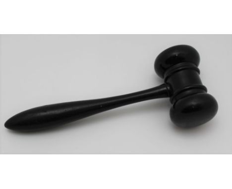 AN EBONY AUCTIONEERS GAVEL, turned head and handle, 15cm long 