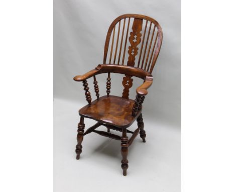 A FIRST QUARTER 20TH CENTURY OAK &amp; ELM HORSESHOE BACKED CHAIR with upper comb section, having bobbin arm turned arm suppo