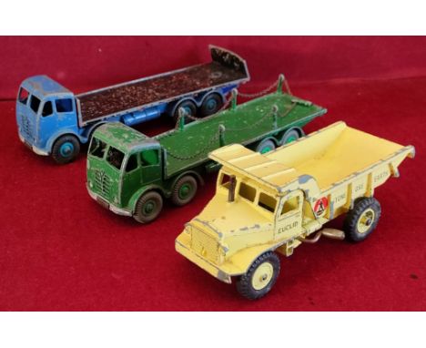 TWO DINKY SUPERTOYS "FODEN" DIECAST VEHICLES - FLAT TRUCK WITH TAILBOARD, NO. 903 AND CHAIN SIDE FLAT TRUCK, NO. 905. ALSO DI