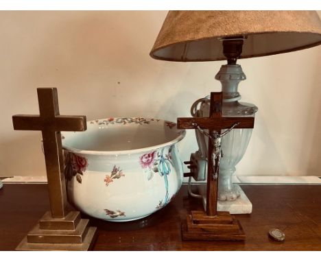 CERAMIC CHAMBER POT, LAMP AND TWO CHRISTIAN CROSSES

 