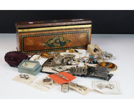 A small collection of vintage costume jewellery to include brooches, necklaces...etc. 