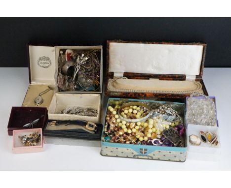 A mixed collection of mainly vintage costume jewellery to include Brooches, earrings, watches....etc. 