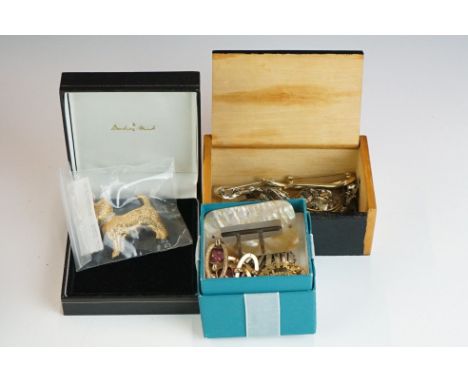 A small collection of vintage and contemporary jewellery to include a 9ct gold brooch and a 18ct gold plated west highland te