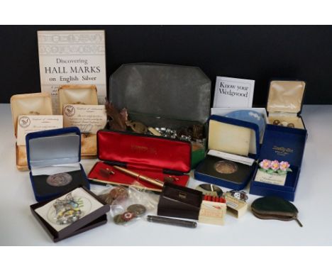 A box of mixed collectables to include a caddy spoon, cuff links, WW1 brass war service badge, jewellery...etc. 