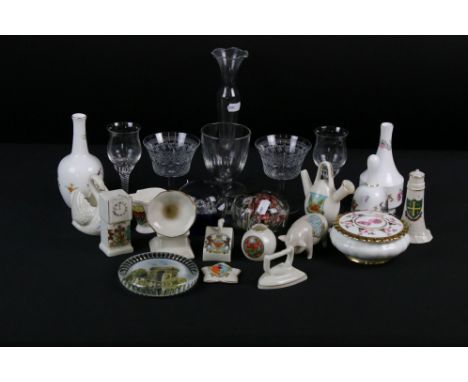 Tray of 30+ pieces of crested china, to include W H Goss, Arcadian, etc 