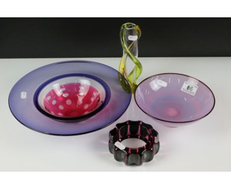 Group of 20th Century signed studio glassware to include a Stuart Akroyd purple &amp; ruby glass circular dish (29cm diameter