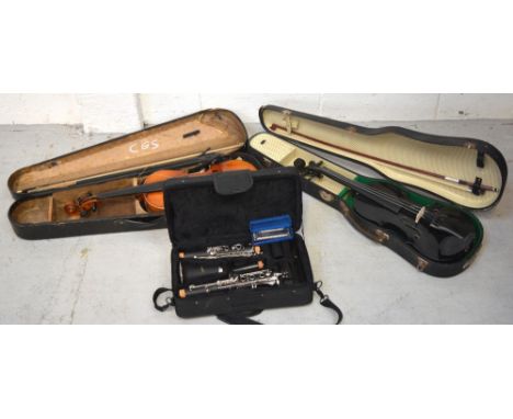 Two cased violins, a cased Lindo clarinet and a Axel harmonica (4).