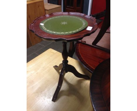 A REPRODUCTION MAHOGANY TRIPOD TABLE