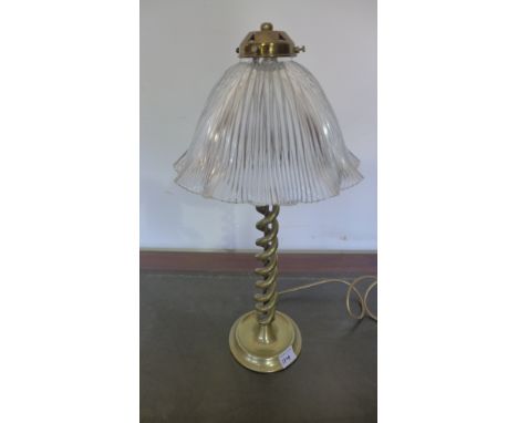 A brass table lamp with spiral column and glass shade - Height 47cm
