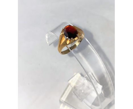 A gent's 9 carat hallmarked gold gypsy style ring, set garnet, 3.2 gm, size S