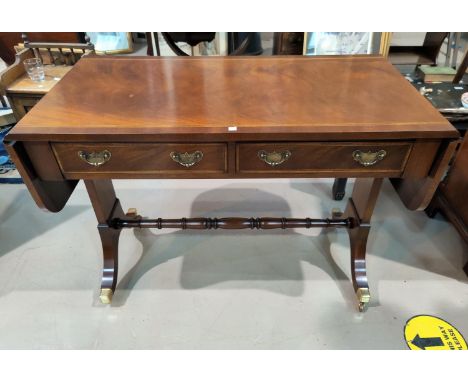 A Georgian style crossbanded mahogany sofa table with 2 frieze drawers, on splay feet with brass castors, length 104 cm 