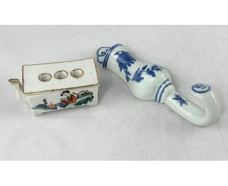 A Chinese blue and white wall pocket / hook with floral decoration, imprinted 4 character seal mark to back, length 18cm and 