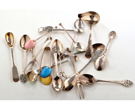 Five George V coffee spoons and matching sugar tongs (broken), by Wakely & Wheeler, London 1917, with pierced terminals; six 