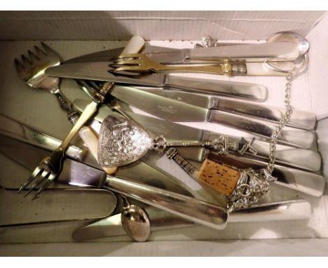 Quantity of mixed silver plate including Walker &amp; Hall. UK P&amp;P Group 2 (£20+VAT for the first lot and £4+VAT for subs