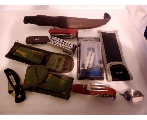 Collection of mixed army/utility knives. UK P&amp;P Group 2 (£20+VAT for the first lot and £4+VAT for subsequent lots) 