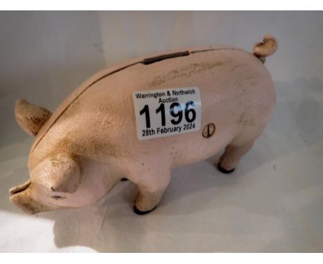 Cast iron piggy bank, L: 18 cm. UK P&amp;P Group 1 (£16+VAT for the first lot and £2+VAT for subsequent lots) 
