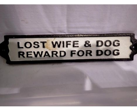 Cast iron Lost wife and dog plaque, W: 25 cm. UK P&amp;P Group 1 (£16+VAT for the first lot and £2+VAT for subsequent lots) 