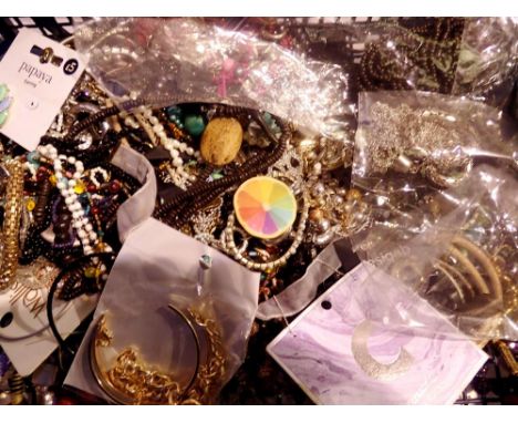 Tray of mixed costume jewellery. UK P&amp;P Group 1 (£16+VAT for the first lot and £2+VAT for subsequent lots) 