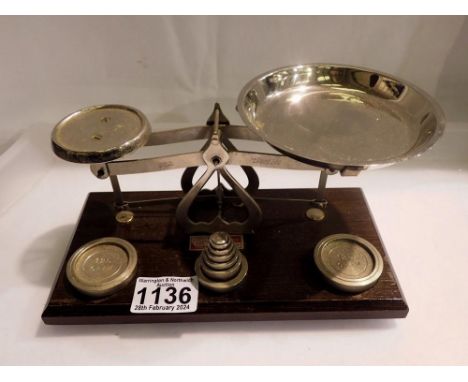 Johnsons of Hendon scales and weights, 2g-125g. UK P&amp;P Group 2 (£20+VAT for the first lot and £4+VAT for subsequent lots)