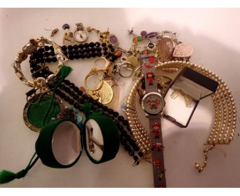 Quantity of mixed costume jewellery including silver mainly earrings. UK P&amp;P Group 1 (£16+VAT for the first lot and £2+VA