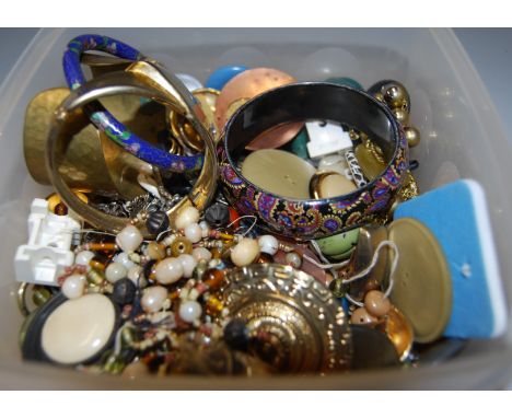 A small collection of assorted costume jewellery to include ladies cloisonne enamelled bangle, various brooches etc