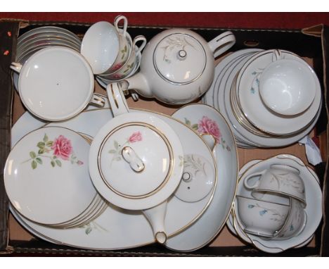 A modern Japanese porcelain part dinner and tea service