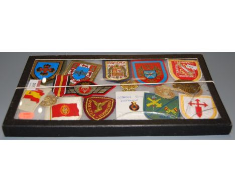 Assorted Spanish cloth badges, silks, civil defence enamel badge etc