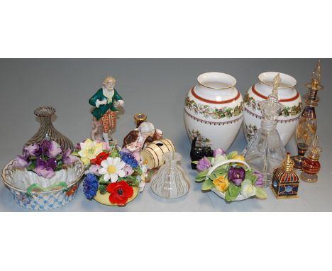 Sundry chinaware, to include floral posies, pair of Spode vases etc