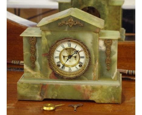 Antique Ansonia onyx cased mantle clock with visible escapement and 8 day striking movement, 33cm wide, 29cm high, key and pe