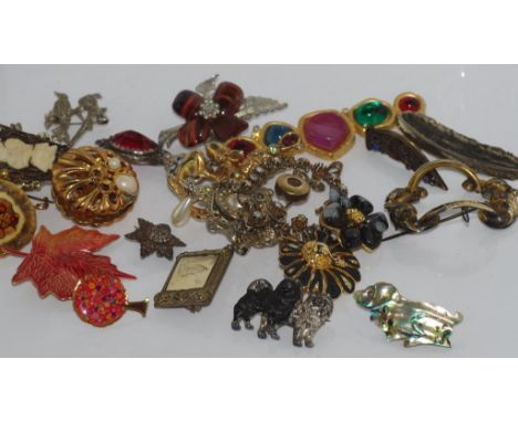 Various vintage brooches