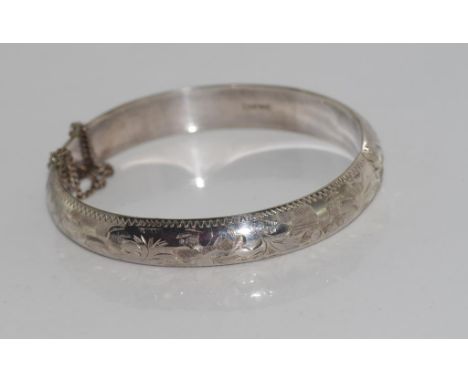 Vintage sterling silver hinged bangle