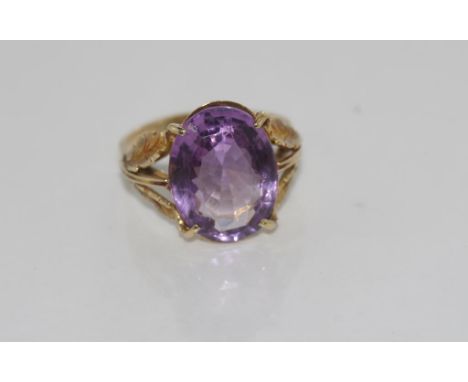 10ct yellow gold and purple stone ring and leaf shaped gold shoulders, unmarked but tested as approx 10ct with amethyst, weig