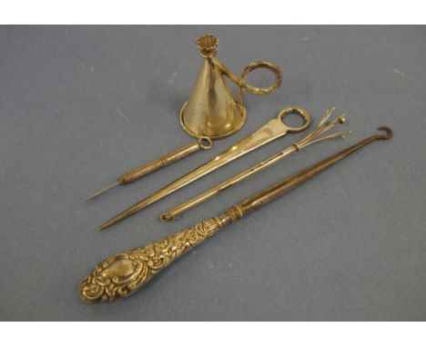 Quantity of silver collectables to include swivel stick, meat skewer, candle snuffer, and other items