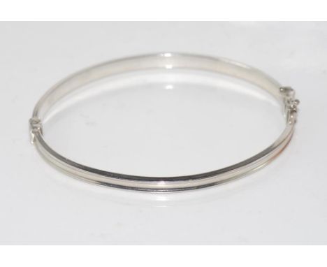 9ct white gold hinged bangle weight approx 4.2 grams (tested as 9ct gold)