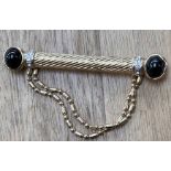 breite Doublè Brosche, dkl. Cabouchons und klare Steine mit Doppelkettchen, B-8 cm