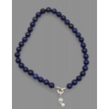 Lapislazuli-Kette mit versilberter Schließe diese mit Muschelkernperlen, ca. L-38cm