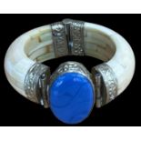 massiver Bein-Armreif mit blauen Stein, versilberte Montur, 135 gr., innen D-6 cm