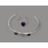 offener Ring sowie Armspange, Edelstahl, Schmucksteinbesatz
