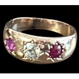 Goldring-585- mit Brillant, ca. 0,15-0,20 ct, flankiert von 2 Rubinen, 4,2 gr.