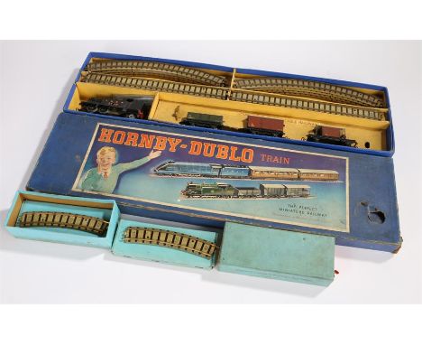 Hornby Dublo DG7 tank goods train set comprising engine, three wagons and a quantity of track, housed in original box togethe