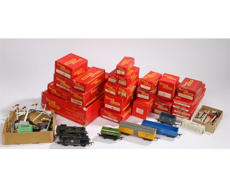 Collection of Triang Railways OO gauge model railway to include R60 station, R72 gate keepers hut, R73 island platform canopy