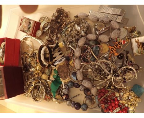 Tray of costume jewellery and watches 