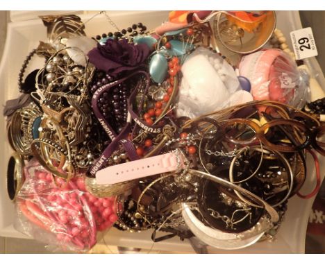 Tray of unsorted costume jewellery 