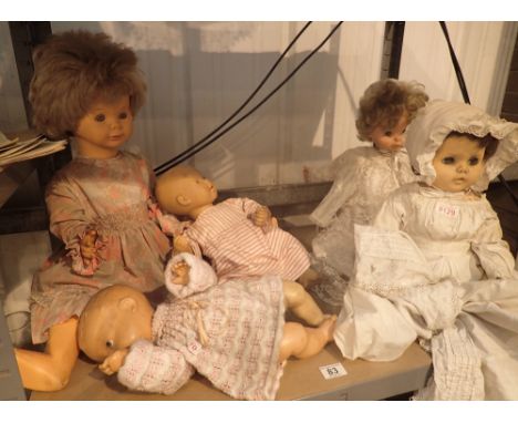 Five assorted vintage dolls, Famosa, Lissi etc 